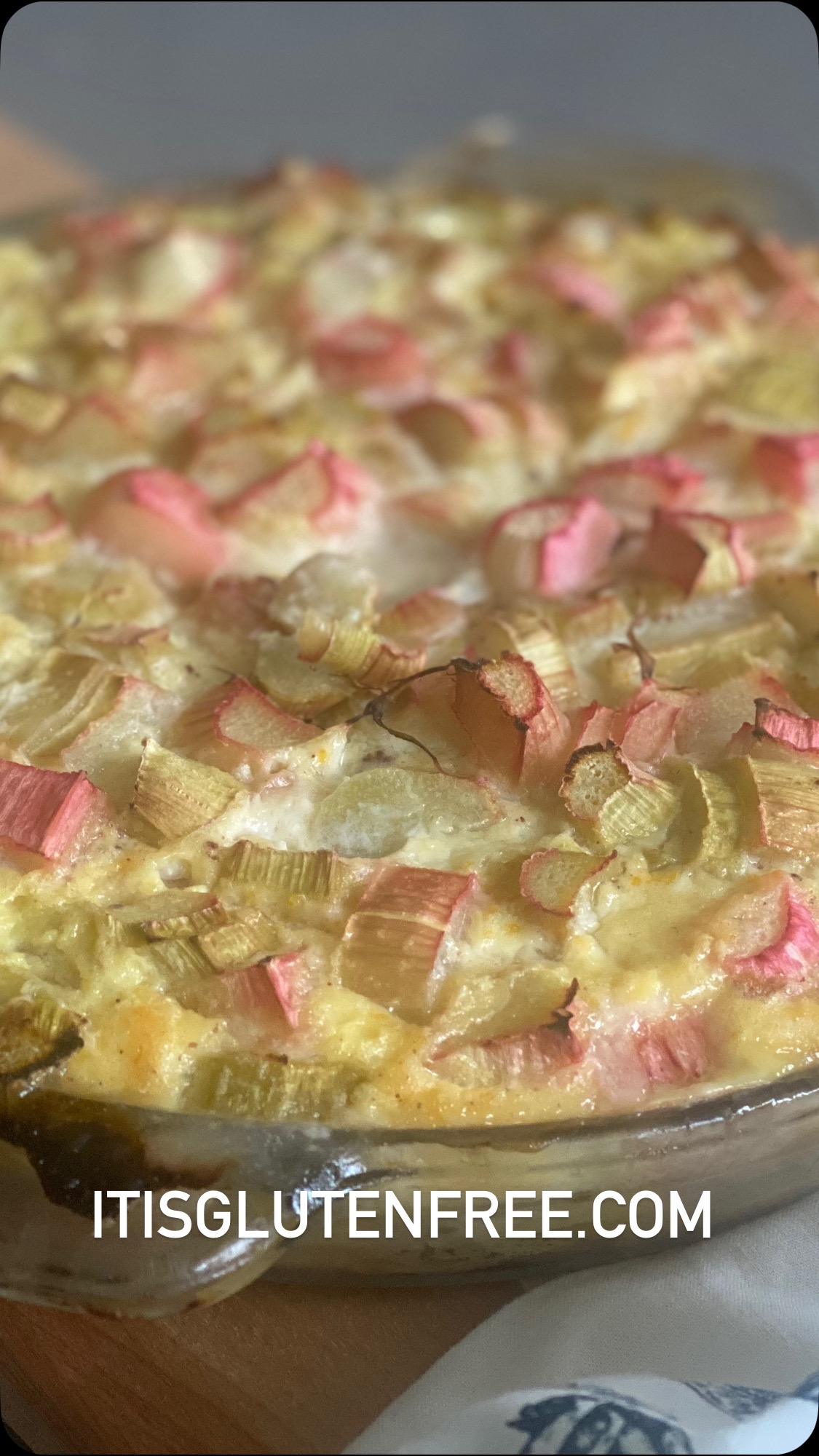 🥧✨
Baked up this rhubarb pie with a flaky, golden crust that no one would guess is GF. Perfect for spring vibes and guilt-free seconds!